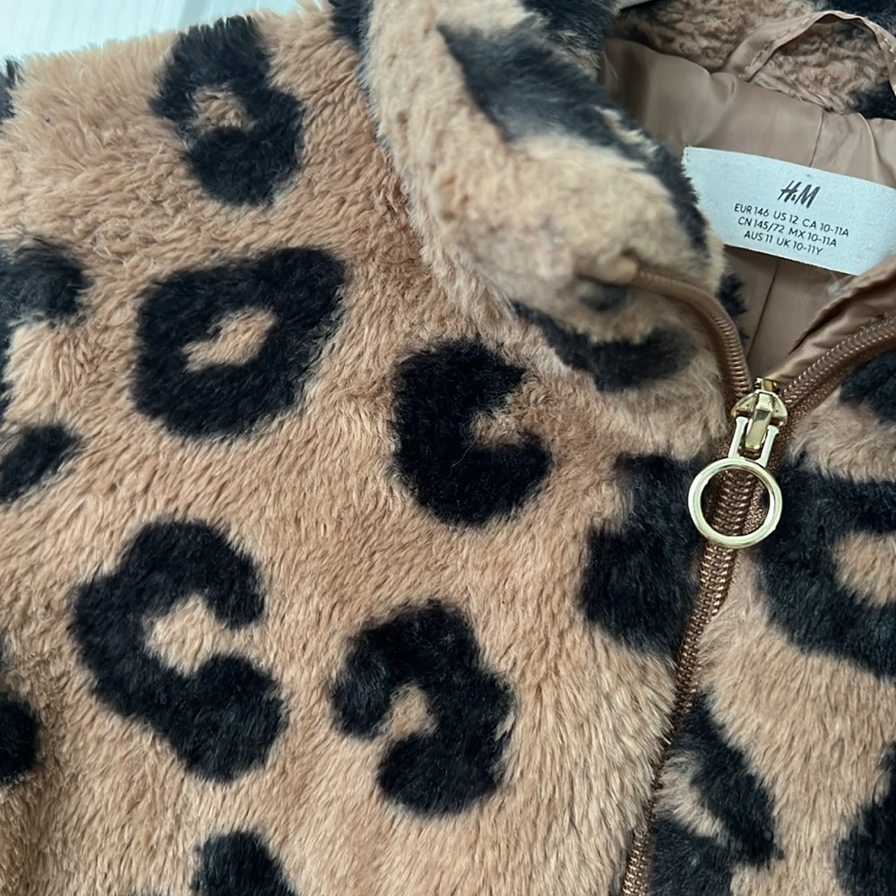 Girls fuzzy warm, cheetah jacket - Picture 2 of 3